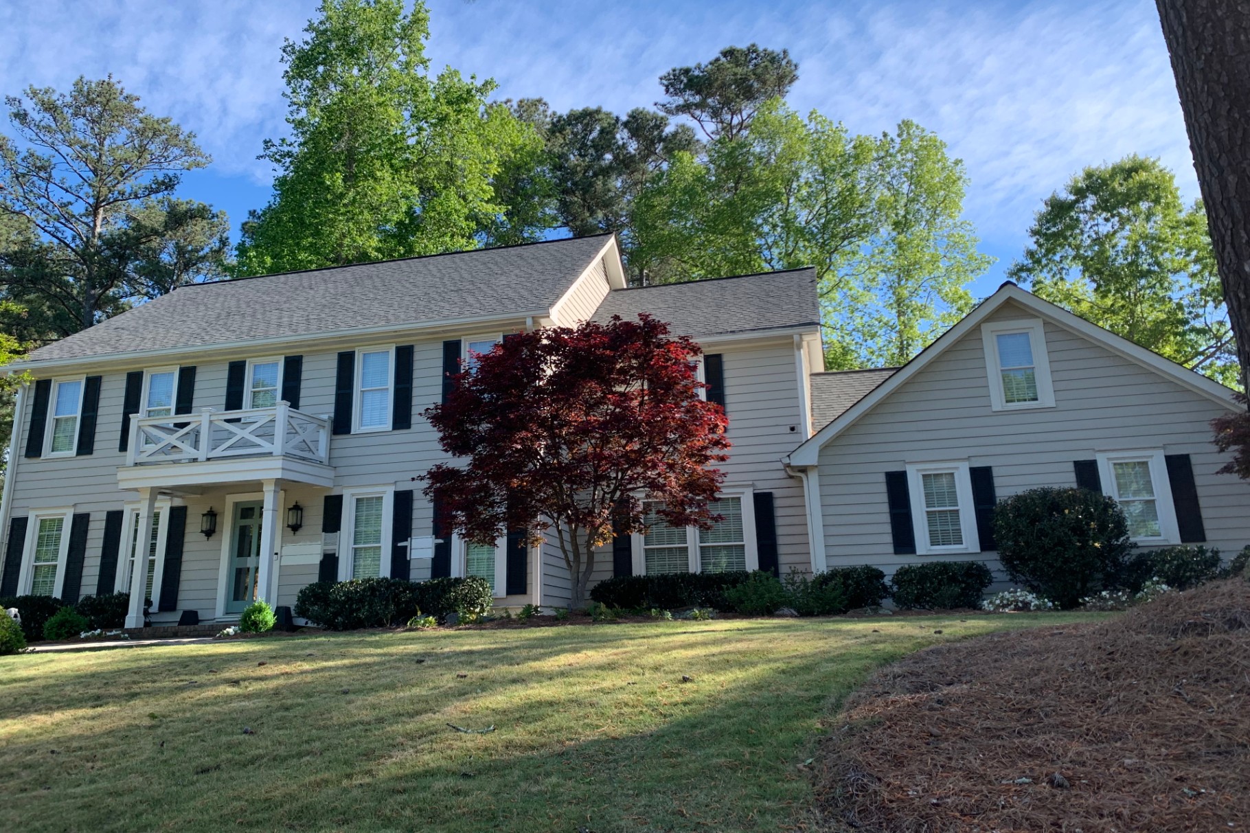 Colonial home before repainting