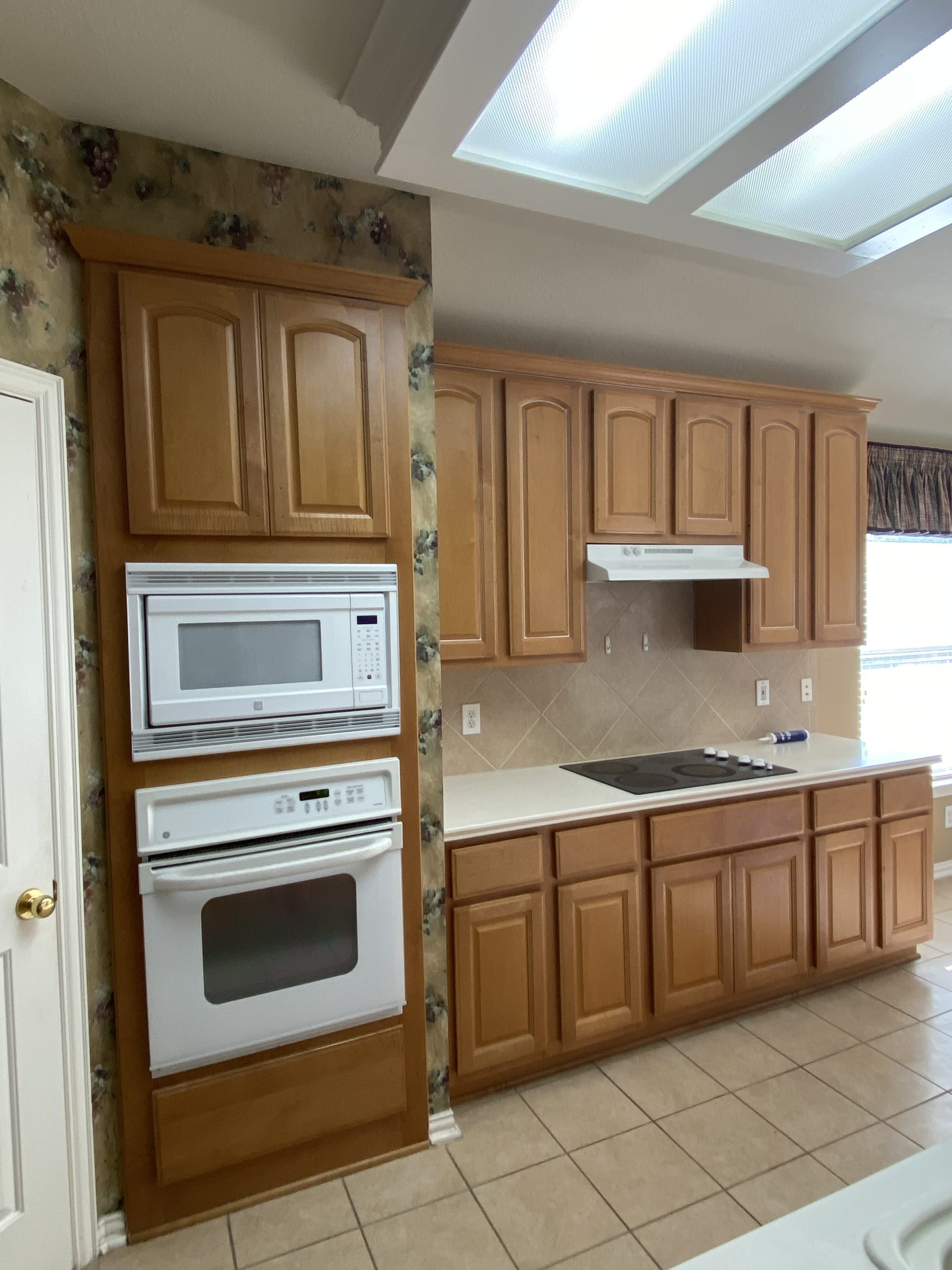 Pearland Cabinet Refinishing and Repainting Before