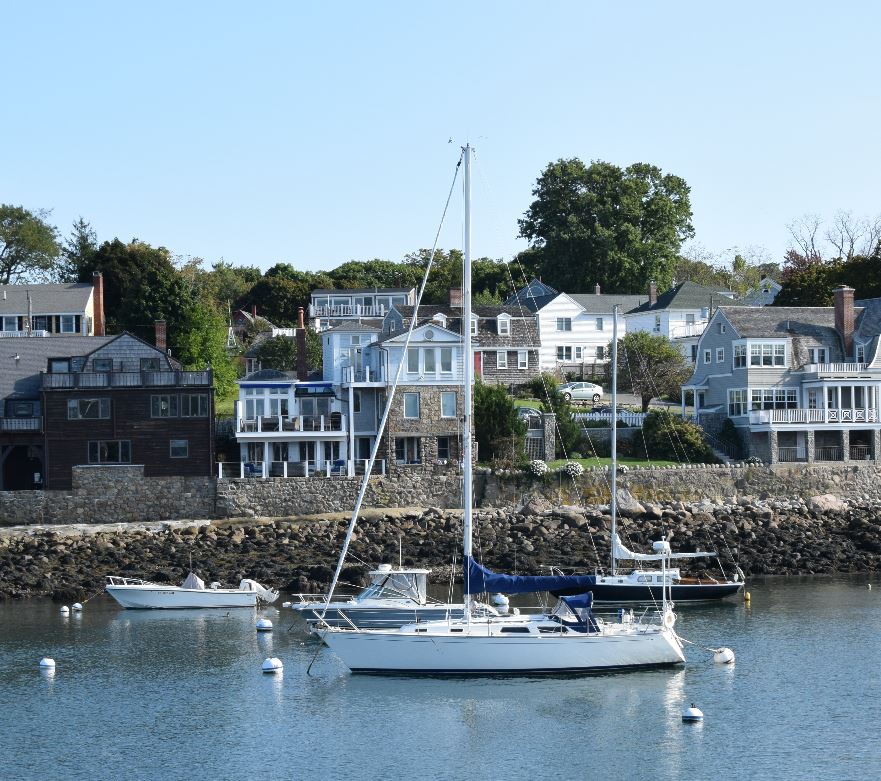 coastline and houses in rockland ma