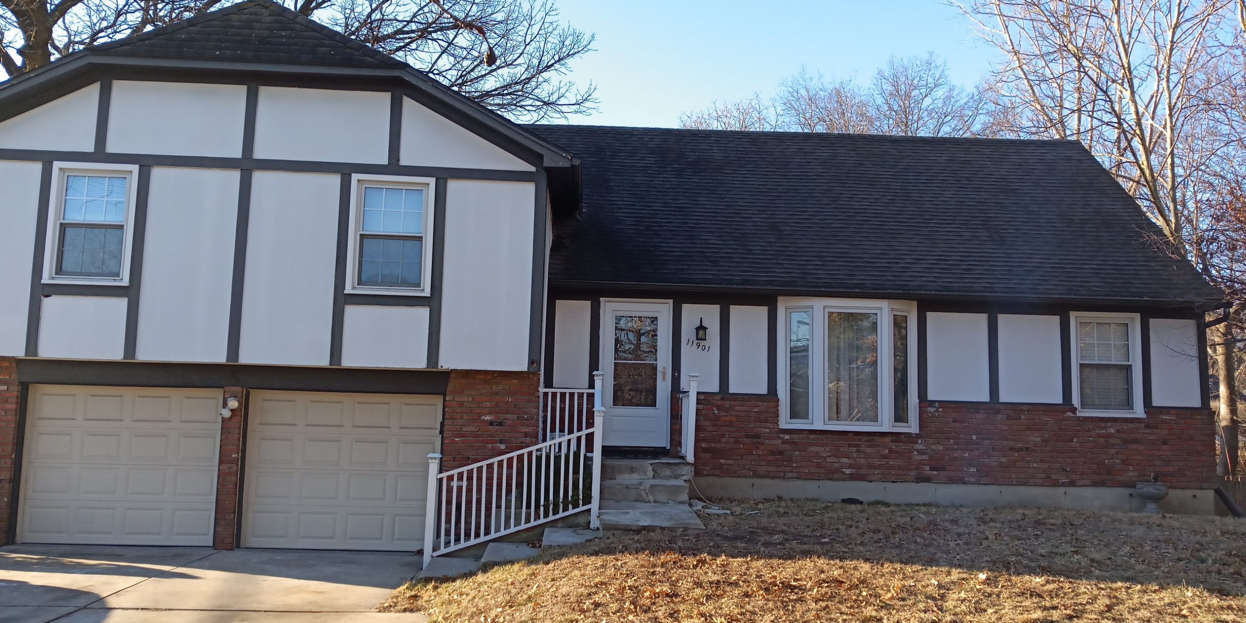 Lenexa, KS – Exterior House Painting Before