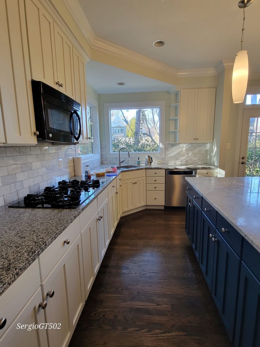 Two Toned Kitchen Cabinets Preview Image 3