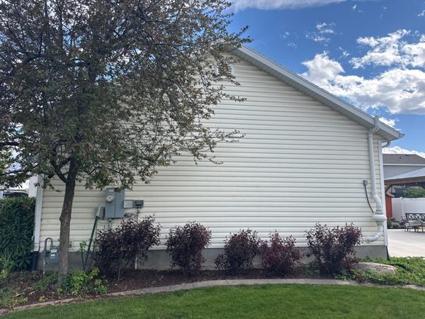 house exterior with off-white vinyl siding before repaint Preview Image 7