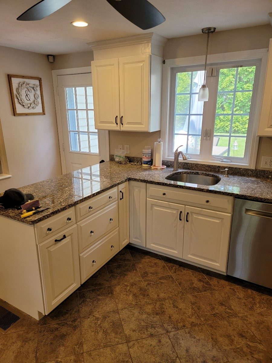 White Kitchen Cabinets Preview Image 2